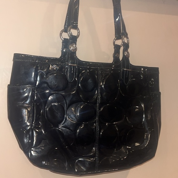 Coach black patent leather tote handbag with signature CC logo, preowned OS - Picture 2 of 10